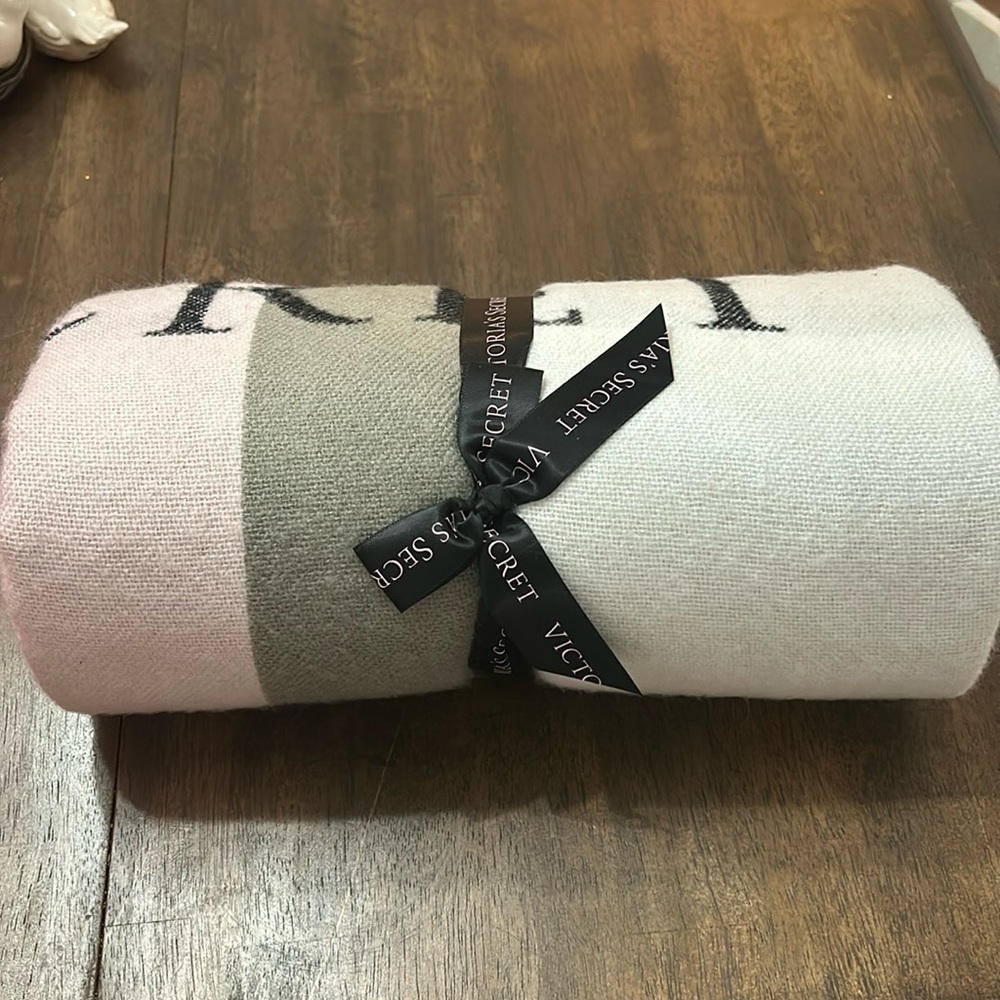 NEW Victoria's Secret soft plush blanket pink gray cream